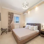 Gerasimos Dream House - 7 Minutes From The Airport Apartment *