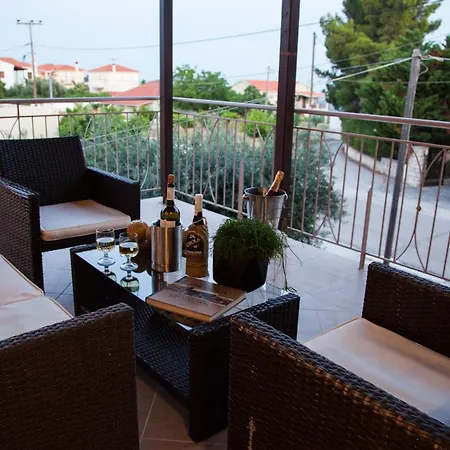 Апартаменты Gerasimos Dream House - 7 Minutes From The Airport Lakithra